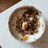 granola z ciemna czekoladą i liofilizowaną mandarynką