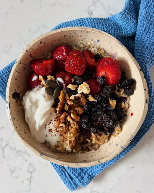 Naturalny zestaw śniadaniowy: chia BIO i płatki owsiane bez glutenu BIO. Idealne do owsianki, smoothie, puddingów chia i zdrowych deserów.