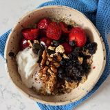 Naturalny zestaw śniadaniowy: chia BIO i płatki owsiane bez glutenu BIO. Idealne do owsianki, smoothie, puddingów chia i zdrowych deserów.