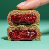 idealne połączenie zielonej herbaty matcha i malin w organicznych pralinkach Lini’s Bites! Bio, wegańskie, bezglutenowe i bez dodatku cukru – Matcha Raspberry Pralinis to przekąska, której nie sposób się oprzeć.