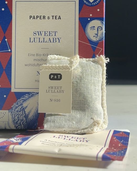 Sweet Lullaby BIO Paper & Tea – organiczna herbata z rumiankiem, lipą i różą. Bez kofeiny, na wieczorny relaks. 15 stylowych torebeczek. kup na wikk.me