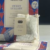 Sweet Lullaby BIO Paper & Tea – organiczna herbata z rumiankiem, lipą i różą. Bez kofeiny, na wieczorny relaks. 15 stylowych torebeczek. kup na wikk.me