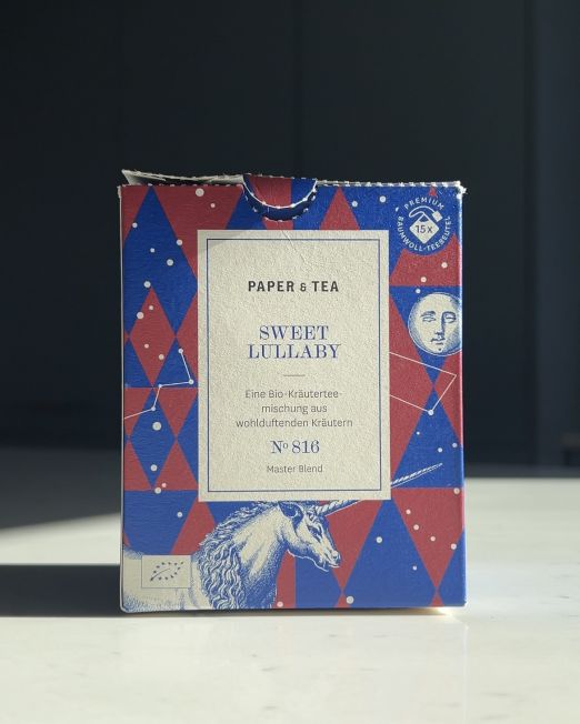 Sweet Lullaby BIO Paper & Tea – organiczna herbata z rumiankiem, lipą i różą. Bez kofeiny, na wieczorny relaks. 15 stylowych torebeczek. kup na wikk.me