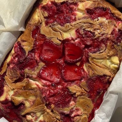 Pieczona owsianka z masłem orzechowym, skyrem waniliowym i truskawkami