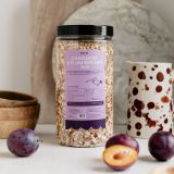 płatki owsiane bio. Jest też chia, dzięki której mieszanka jest sycąca – bogata w białko i błonnik. Co oprócz tego? Tylko trzy składniki: chrupiące orzechy nerkowca, aromatyczne liofilizowane śliwki i wyjątkowo jesienny składnik: cynamon.