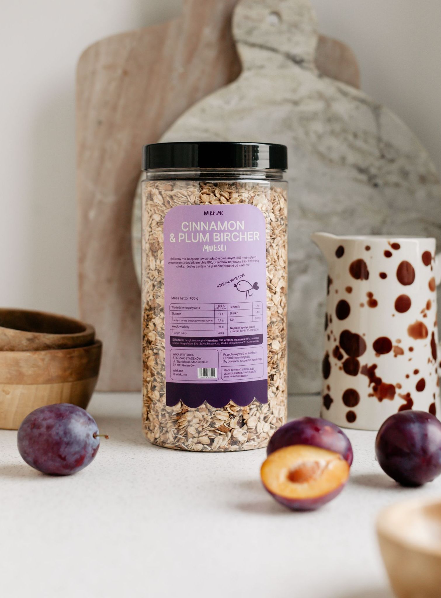 płatki owsiane bio. Jest też chia, dzięki której mieszanka jest sycąca – bogata w białko i błonnik. Co oprócz tego? Tylko trzy składniki: chrupiące orzechy nerkowca, aromatyczne liofilizowane śliwki i wyjątkowo jesienny składnik: cynamon.