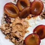 płatki owsiane bio. Jest też chia, dzięki której mieszanka jest sycąca – bogata w białko i błonnik. Co oprócz tego? Tylko trzy składniki: chrupiące orzechy nerkowca, aromatyczne liofilizowane śliwki i wyjątkowo jesienny składnik: cynamon.