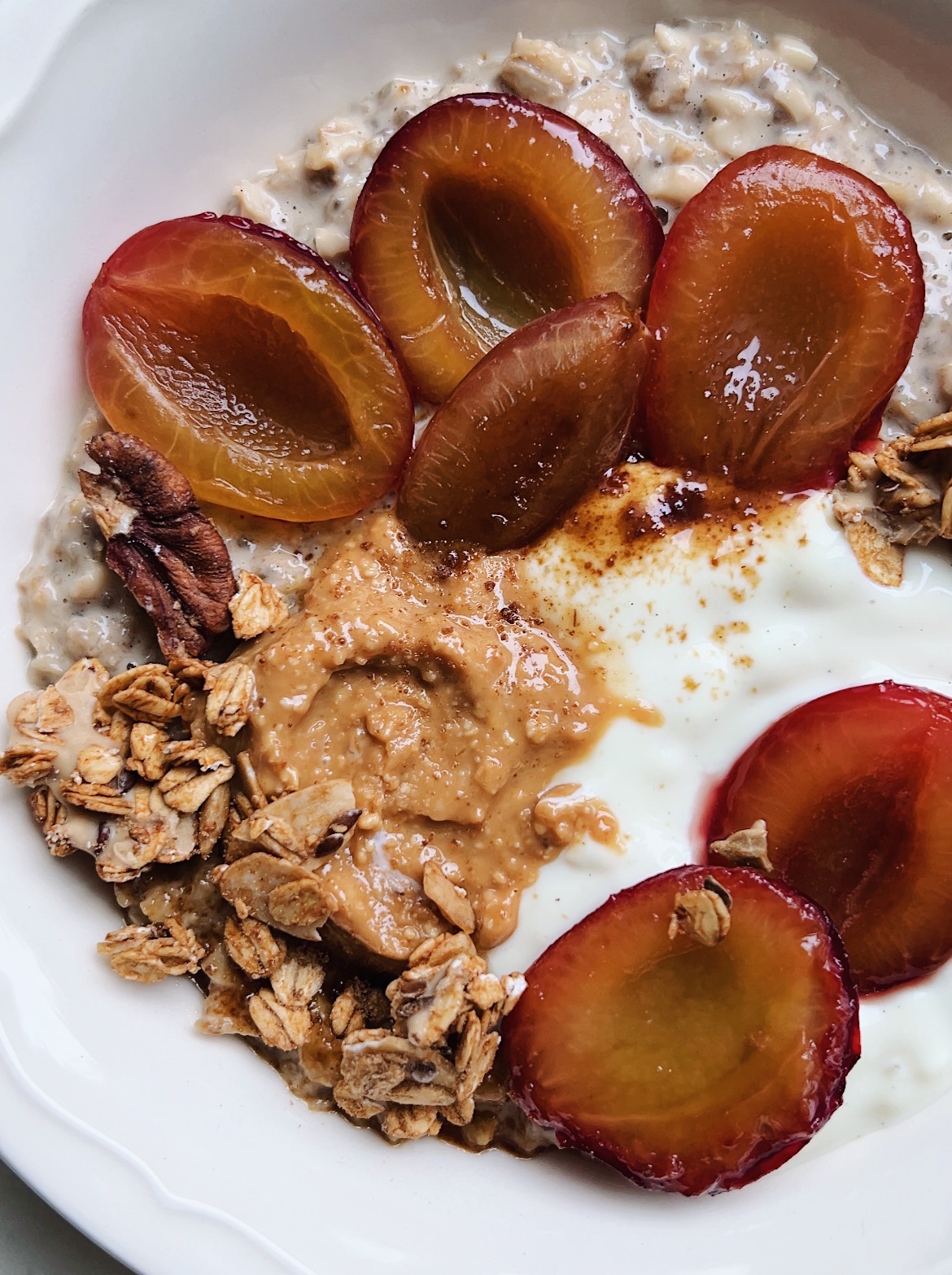 płatki owsiane bio. Jest też chia, dzięki której mieszanka jest sycąca – bogata w białko i błonnik. Co oprócz tego? Tylko trzy składniki: chrupiące orzechy nerkowca, aromatyczne liofilizowane śliwki i wyjątkowo jesienny składnik: cynamon.