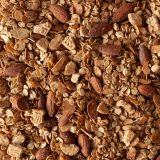 Ciasteczkowa granola łączy w sobie delikatną słodycz i korzenne nuty. Naturalną słodkość wnoszą migdały – całe i w płatkach. Opiekamy je z cynamonem, miodem i niewielkim dodatkiem cukru kokosowego. Stają się wtedy chrupiące i robią wrażenie delikatnie karmelizowanych.