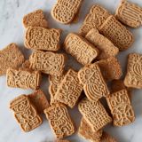 Ciasteczkowa granola łączy w sobie delikatną słodycz i korzenne nuty. Naturalną słodkość wnoszą migdały – całe i w płatkach. Opiekamy je z cynamonem, miodem i niewielkim dodatkiem cukru kokosowego. Stają się wtedy chrupiące i robią wrażenie delikatnie karmelizowanych.