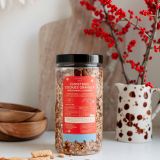 Ciasteczkowa granola łączy w sobie delikatną słodycz i korzenne nuty. Naturalną słodkość wnoszą migdały – całe i w płatkach. Opiekamy je z cynamonem, miodem i niewielkim dodatkiem cukru kokosowego. Stają się wtedy chrupiące i robią wrażenie delikatnie karmelizowanych.