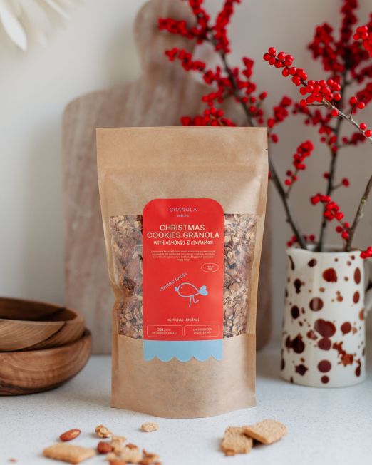 granola swiateczna z ciasteczkami, migdałami, cynamonem i przyprawami korzennymi