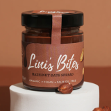 Bio Hazelnut Date Spread — krem z 60% orzechów laskowych, daktylami i kakao. Intensywnie orzechowy, idealny do granoli, owsianek i deserów. Wegański i bez glutenu.