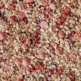 Bazą walentynkowego musli są nasze doskonałe płatki owsiane bio. W składzie znajdziesz również bogate w białko i błonnik nasiona chia bio i amarantus. Wyjątkowego smaku nadają całości kawałki liofilizowanej truskawki i kremowa, delikatnie słodka mleczna czekolada o smaku truskawkowym.