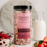 Bazą walentynkowego musli są nasze doskonałe płatki owsiane bio. W składzie znajdziesz również bogate w białko i błonnik nasiona chia bio i amarantus. Wyjątkowego smaku nadają całości kawałki liofilizowanej truskawki i kremowa, delikatnie słodka mleczna czekolada o smaku truskawkowym.