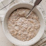 Bazą walentynkowego musli są nasze doskonałe płatki owsiane bio. W składzie znajdziesz również bogate w białko i błonnik nasiona chia bio i amarantus. Wyjątkowego smaku nadają całości kawałki liofilizowanej truskawki i kremowa, delikatnie słodka mleczna czekolada o smaku truskawkowym.